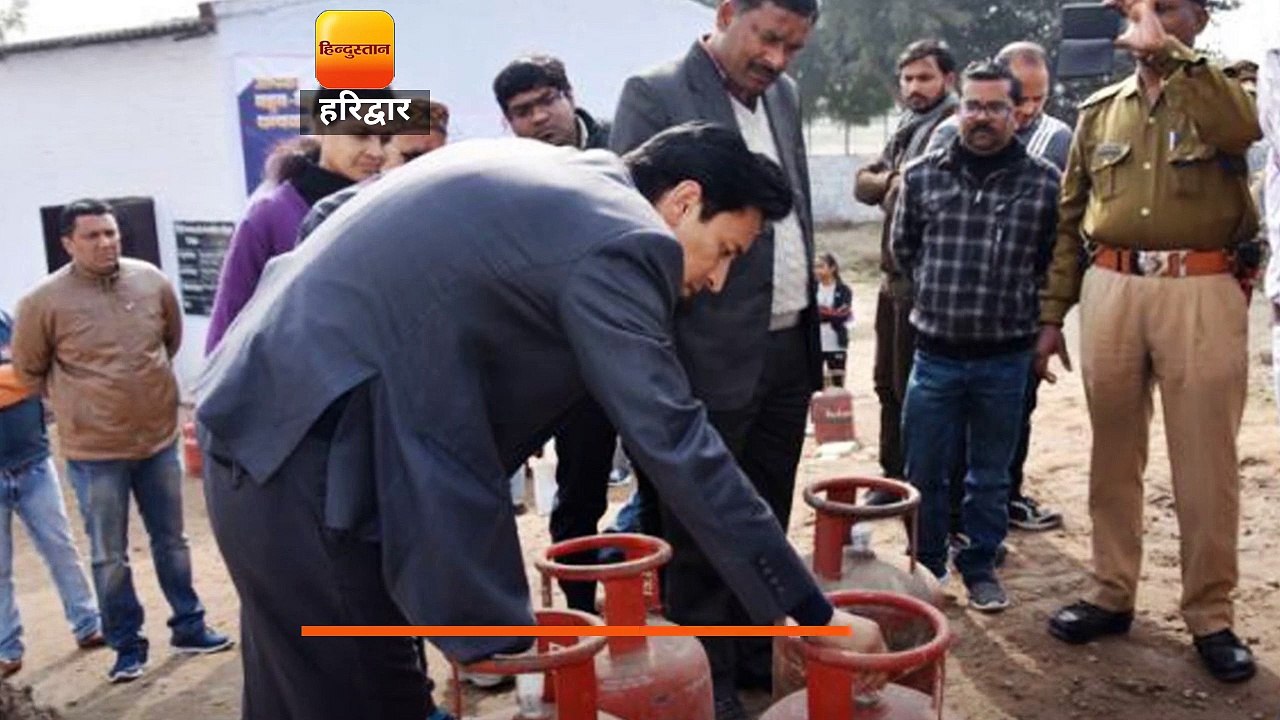 हरिद्वार: डीएम दीपक रावत ने गैस गोदाम में की छा...