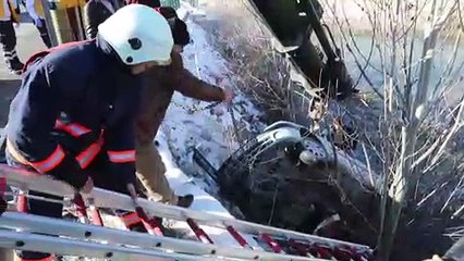 Otomobil çaya devrildi: 3 yaralı - MALATYA