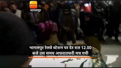 महिला ने यात्री को चप्पल से पीटा तो पुलिसकर्मियों ने बरसाई लाठियां