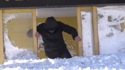 Ev ve Araçlar Kara Gömüldü