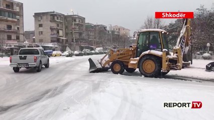 Скачать видео: Reshjet e dëborës/ 1.2 m borë në Dibër, probleme në Kukës dhe Korçë