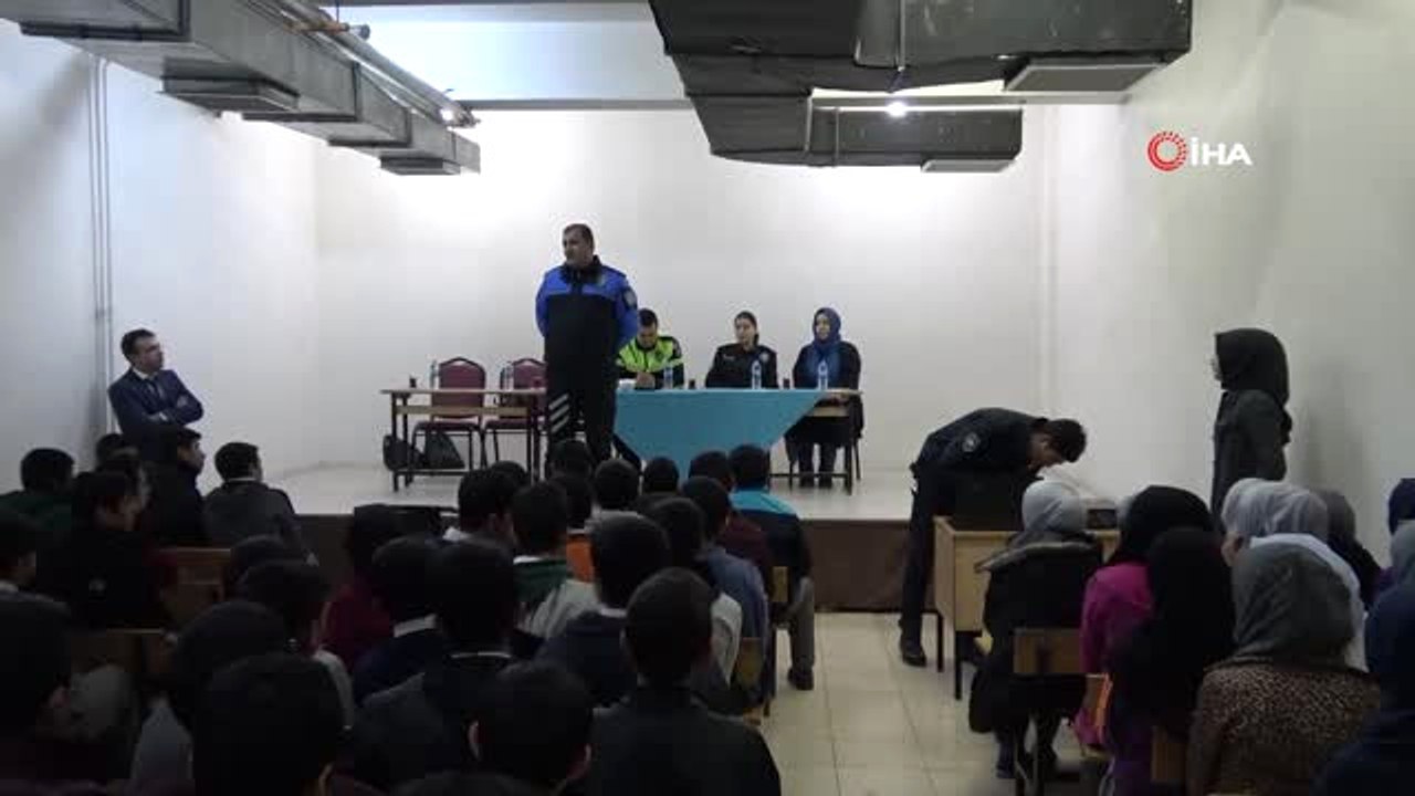 Polisler Öğrencilere Polislik Mesleğini Anlattı