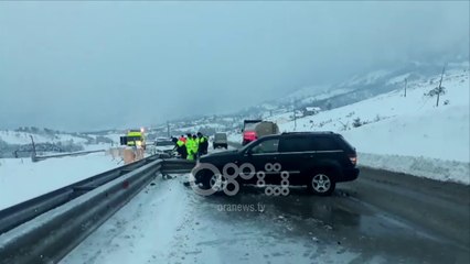 Ora News – Moti i keq, aksidentohet makinë në Rrugën e Kombit, 2 maqedonas të plagosur