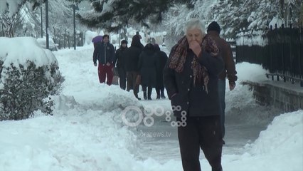 Ora News – Bora bllokon Shqipërinë, pezullon edhe mësimin