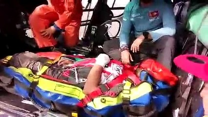 Momento que el personal médico trasladaba a Nosiglia hijo al campamento en Marcona.