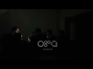 Ora News – Takimi për protestën, në Fakultetin e Ekonomisë ndërpritet energjia