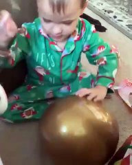 Technique spéciale d'un enfant pour ouvrir un oeuf surprise géant