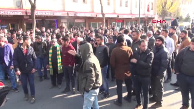 Şanlıurfa Elektrik Kesintilerini Yol Kapatarak Protesto Ettiler
