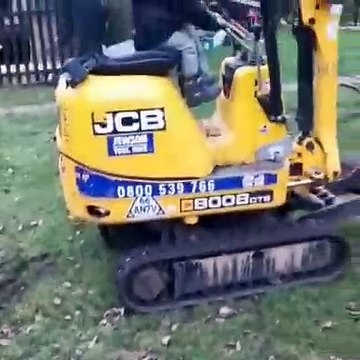 Ce gamin de 6 ans conduit un tractopelle de chantier tout seul !