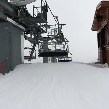 Ces 2 skieurs tombent salement du téléphérique !