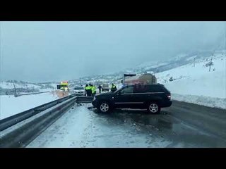 Report Tv-Pesha e dëborës shemb strehën e një karburanti në Shkodër