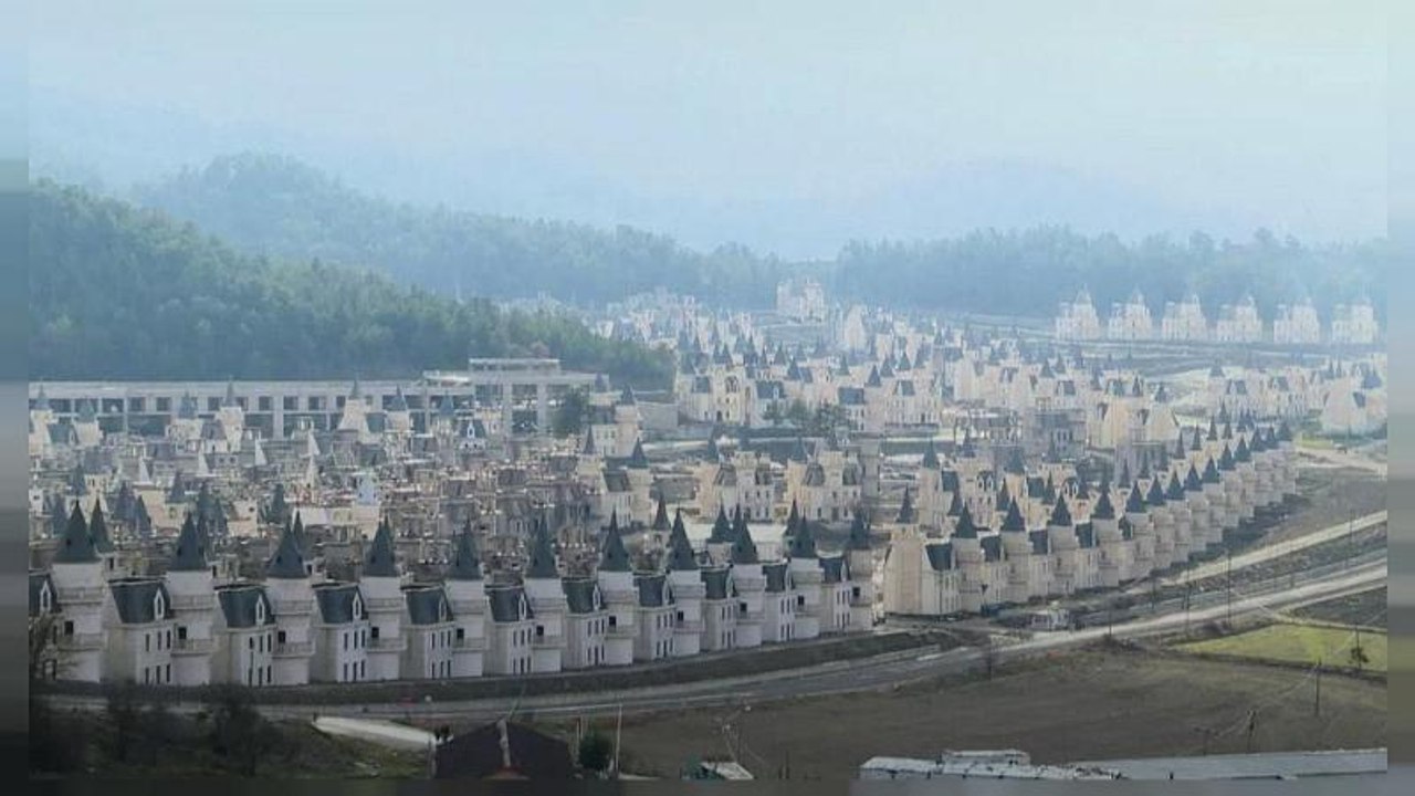 Video: Eine Siedlung mit Märchenschlössern verwandelt sich in eine Geisterstadt