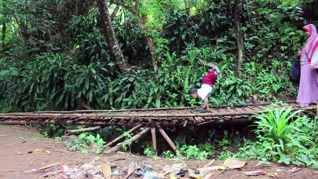 Indonesian 3rd grader walks to school on his hands