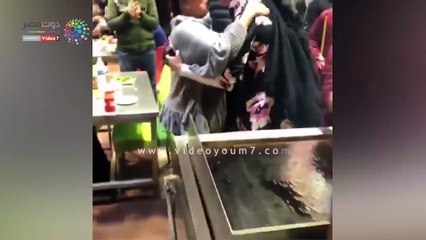 "أكلة سمينة" تجمع رجاء الجداوى ومنى عبد الغنى وبوسى شلبى فى إمبابة