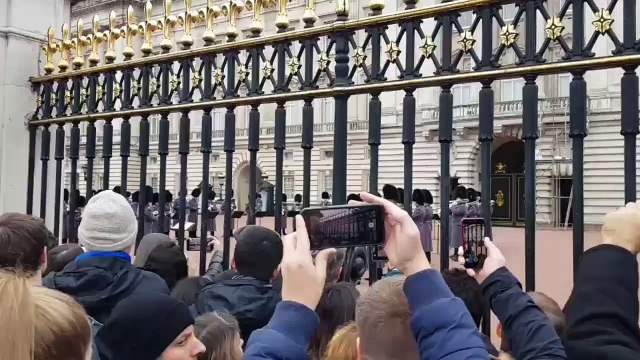 Quand la garde royale joue Bohemian Rhapsody devant Buckingham Palace