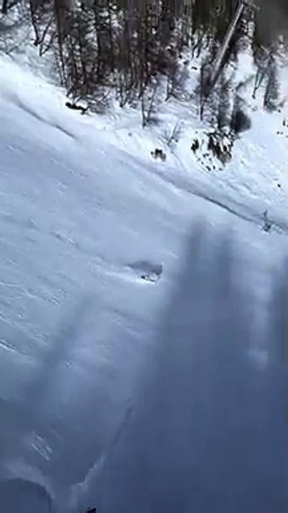 Ce skieur a perdu ses skis et dévale la piste sans pouvoir s'arreter