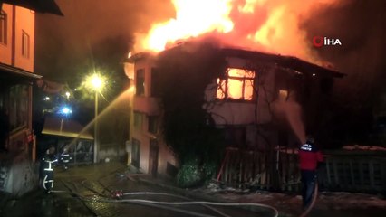 Bolu’da, 3 katlı ahşap ev alev alev yandı