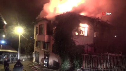 Bolu'da, 3 Katlı Ahşap Ev Alev Alev Yandı