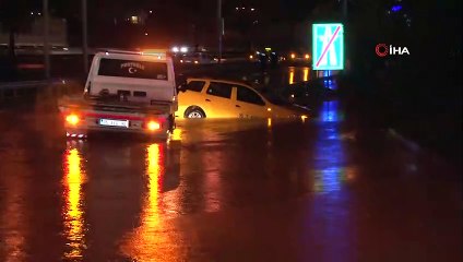 İzmir’de sağanak yağış yolları göle çevirdi