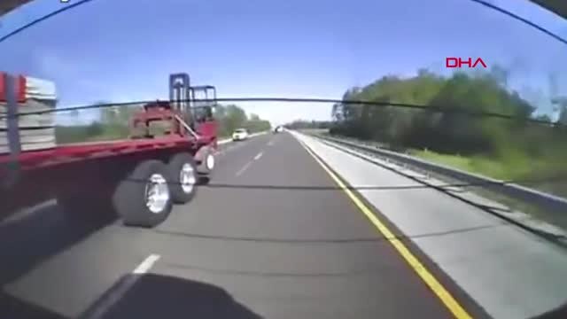 Dha Dış - Hayatını, Aracına Çarptığı Polis Kurtardı