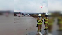 İzmir'de sel...Sağanak yağış sonrası oluşan sel nedeniyle Tire-Belevi karayolu ulaşıma kapandı