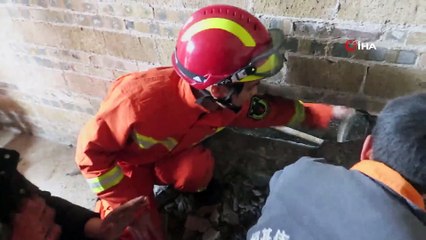 - Çin'de İki Duvarın Arasına Sıkışan Çocuğu İtfaiye Kurtardı