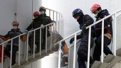 [현장영상] '굴뚝 농성 끝'...425일 만에 땅으로 내려온 파인텍 노동자 / YTN