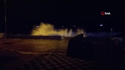 Marmara’yı Lodos Vurdu: Dev Dalgaların Boyu 6 Metreyi Geçti