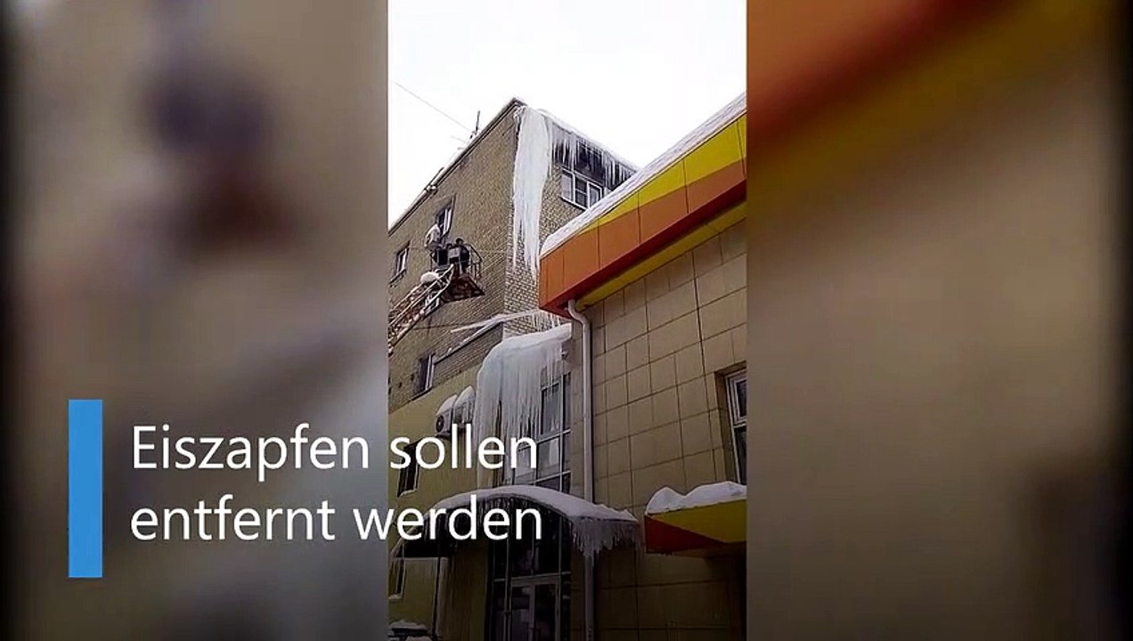 Riesige Eiszapfen stürzen auf Dach