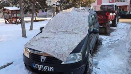 Vatandaşlar Araçlarını Buzlanmadan, Battaniyeyle Koruyor