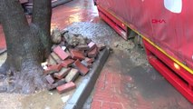 İstanbul- Ortaköy'de Kamyon Yoldaki Çukura Düştü