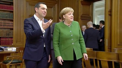 Merkel alaba las reformas en Grecia en su primera visita tras el fin del rescate