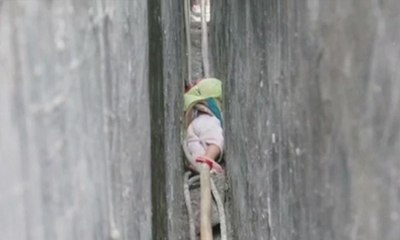 İki duvarın arasına sıkıştı