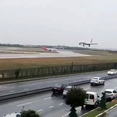 Aeroplane landing reverse thrust opening