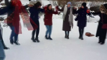 Buz tutan göl üzerinde halay çekip, karda güreş tuttular