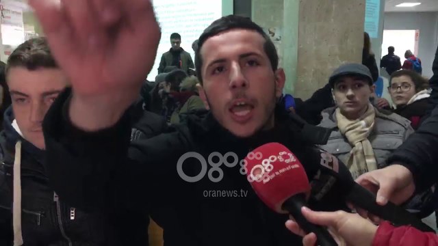 Ora News - Policia e Shtetit shkel autonominë e Universitetit, studentët e Ekonomikut: Na dhunuan