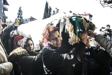 Buket'in Gelinlikli Tabutunu Kadınlar Taşıdı