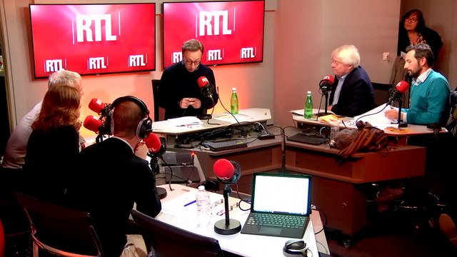 Stéphane Bern accepte le défi lancé par Didier Deschamps : assister à France-Islande torse nu