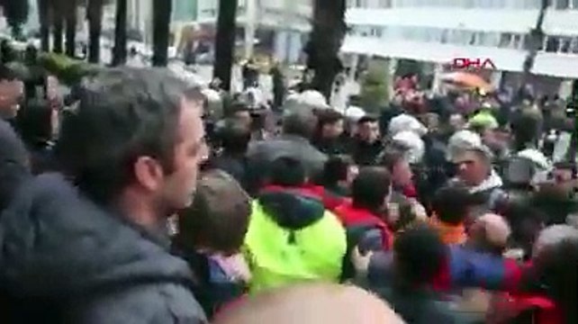 İzmir'de basın açıklaması yapmak isteyen işçilere polis, biber gazı ve copla müdahale etti