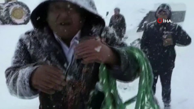 Çaldıran’da kar kalınlığının 1,5 metreyi bulduğu ilçede onlarca araç yolda mahsur kaldı