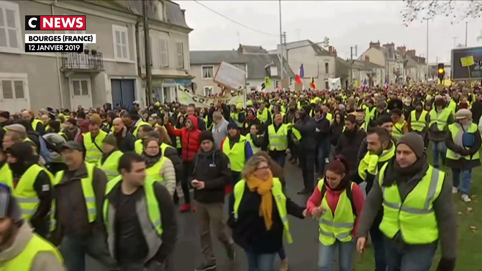 Gilets jaunes : 1.200 personnes rassemblées à Bourges - Vidéo Dailymotion
