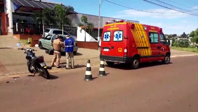 Colisão entre carro e moto deixa jovem de 24 anos ferido