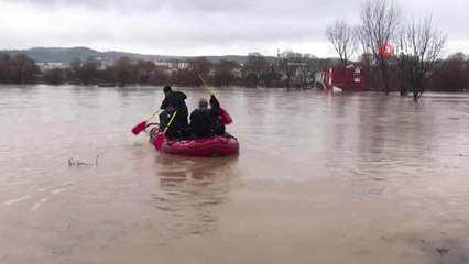 Sular Altında Kalan Binadaki 4 Köpek İtfaiye Tarafından Kurtarıldı