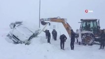 Çaldıran'da Kar Kalınlığının 1,5 Metreyi Bulduğu İlçede Onlarca Araç Yolda Mahsur Kaldı