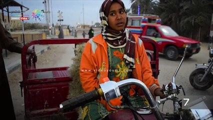 ملك طفلة تجبرها الظروف للعمل على تروسيكل بالأقصر