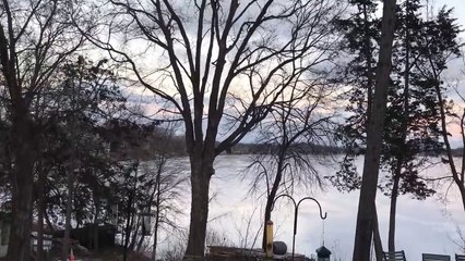 Il fait du patin à glace avec un parapluie pour avancer