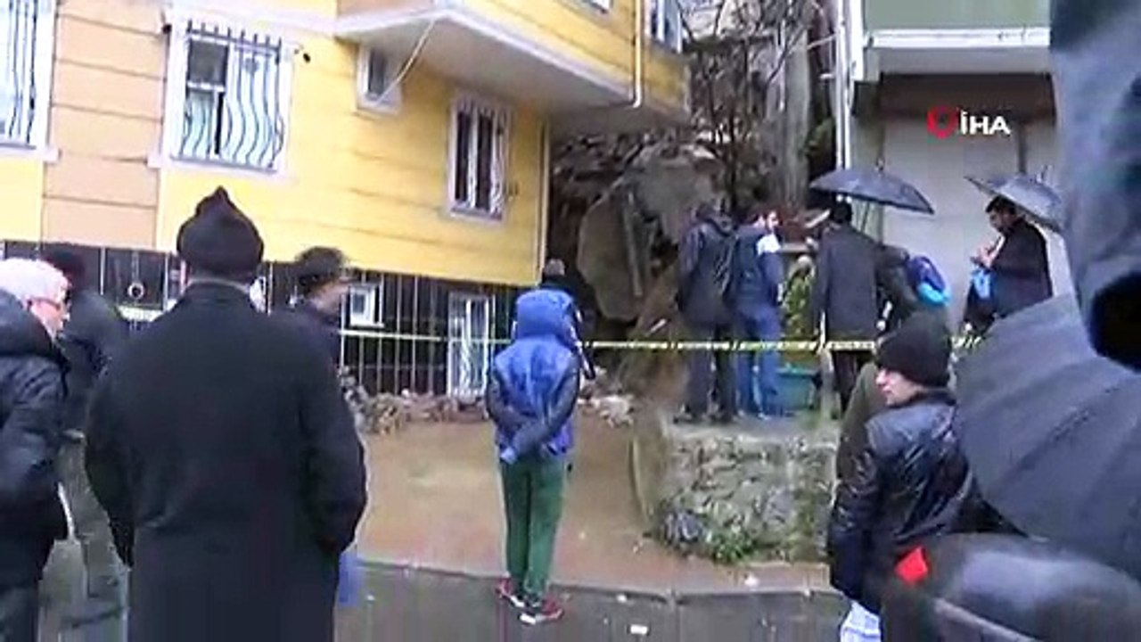 Kağıthane'de istinat duvarı çöktü. Çökme nedeniyle ölen yada yaralanan olmazken bitişikteki 2 bina boşaltıldı.