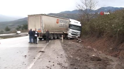 İkiye Bölünen Tırdan Yara Almadan Kurtuldu