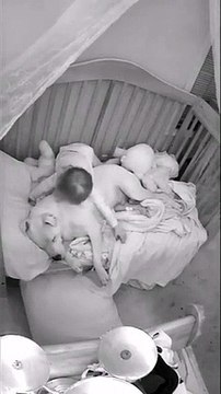 Menina com medo de dormir sozinha tem um pitbull como a sua melhor companhia