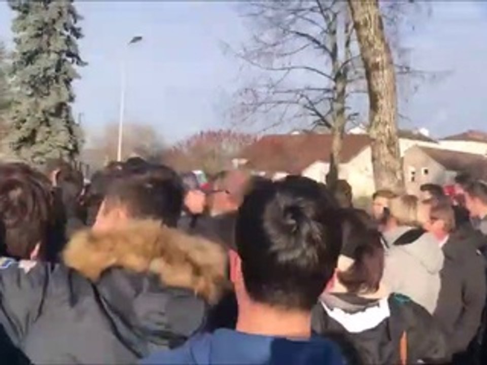 Mouchard : le recteur de l'académie de Besançon, bloqué au lycée du Bois